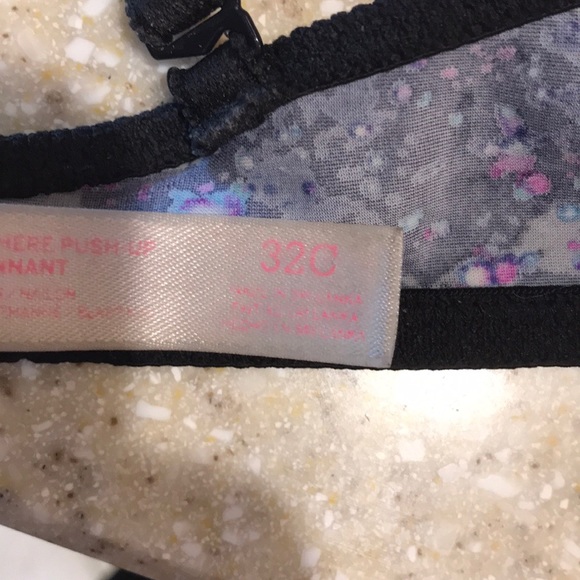 Victoria secret/Pink bras.  32c. - Picture 3 of 4